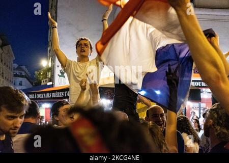 Sur 15 juin 2021, l'équipe française de football a affronté l'Allemagne lors de leur premier match de l'Euro 2020. De nombreux Parisiens se sont réunis dans les bars de Paris pour suivre ce match, malgré le contexte sanitaire post-covid et le protocole sanitaire mis en place et le couvre-feu établi à 11pm, les fans ont célébré la victoire pendant une partie de la soirée avant que la police ne disperse tout le monde de manière calme. (Photo de Samuel Boivin/NurPhoto) Banque D'Images