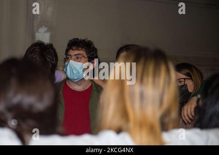 Les élèves de cinquième année de Rieti chantent la note Prima degli ESAMI d'Antonello Venditti devant leur école, à Rieti, en Italie, sur 15 juin 2021. (Photo de Riccardo Fabi/NurPhoto) Banque D'Images