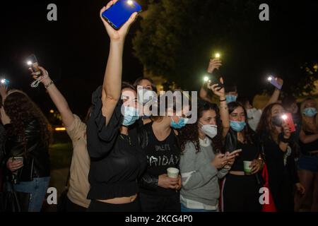 Les élèves de cinquième année de Rieti chantent la note Prima degli ESAMI d'Antonello Venditti devant leur école, à Rieti, en Italie, sur 15 juin 2021. (Photo de Riccardo Fabi/NurPhoto) Banque D'Images