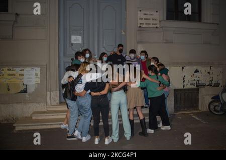 Les élèves de cinquième année de Rieti chantent la note Prima degli ESAMI d'Antonello Venditti devant leur école, à Rieti, en Italie, sur 15 juin 2021. (Photo de Riccardo Fabi/NurPhoto) Banque D'Images