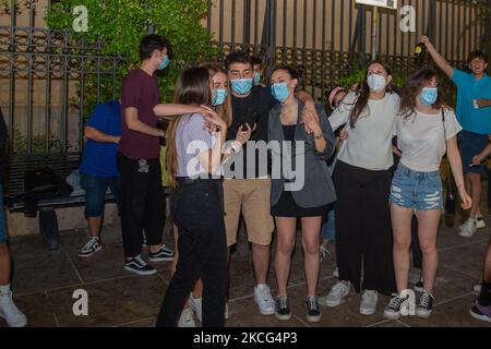 Les élèves de cinquième année de Rieti chantent la note Prima degli ESAMI d'Antonello Venditti devant leur école, à Rieti, en Italie, sur 15 juin 2021. (Photo de Riccardo Fabi/NurPhoto) Banque D'Images