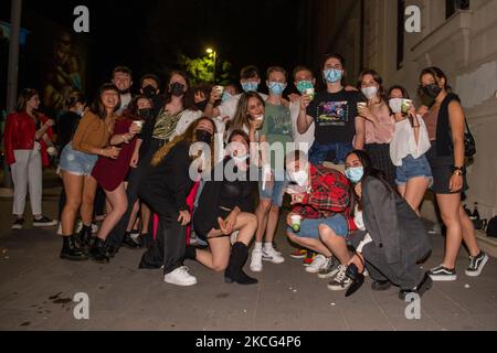 Les élèves de cinquième année de Rieti chantent la note Prima degli ESAMI d'Antonello Venditti devant leur école, à Rieti, en Italie, sur 15 juin 2021. (Photo de Riccardo Fabi/NurPhoto) Banque D'Images