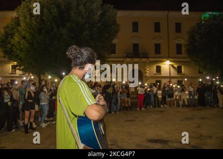 Les élèves de cinquième année de Rieti chantent la note Prima degli ESAMI d'Antonello Venditti devant leur école, à Rieti, en Italie, sur 15 juin 2021. (Photo de Riccardo Fabi/NurPhoto) Banque D'Images