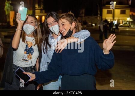 Les élèves de cinquième année de Rieti chantent la note Prima degli ESAMI d'Antonello Venditti devant leur école, à Rieti, en Italie, sur 15 juin 2021. (Photo de Riccardo Fabi/NurPhoto) Banque D'Images