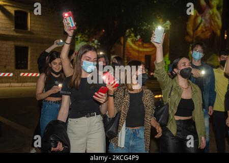 Les élèves de cinquième année de Rieti chantent la note Prima degli ESAMI d'Antonello Venditti devant leur école, à Rieti, en Italie, sur 15 juin 2021. (Photo de Riccardo Fabi/NurPhoto) Banque D'Images