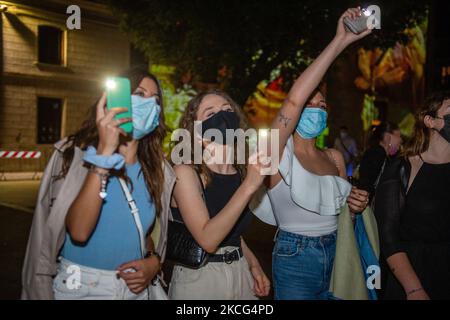 Les élèves de cinquième année de Rieti chantent la note Prima degli ESAMI d'Antonello Venditti devant leur école, à Rieti, en Italie, sur 15 juin 2021. (Photo de Riccardo Fabi/NurPhoto) Banque D'Images