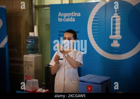 Un membre des forces armées prépare une dose du vaccin contre le coronavirus AstraZeneca (COVID-19) obtenu dans le cadre du programme COVAX, au Centre culturel CCK (Centro Cultural Kirchner), à Buenos Aires, en Argentine, en 15 juin 2021. (Photo de Matías Baglietto/NurPhoto) Banque D'Images