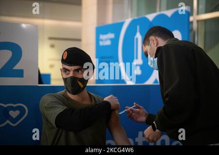 Un membre des forces armées reçoit une dose du vaccin contre le coronavirus AstraZeneca (COVID-19) obtenu dans le cadre du programme COVAX, au Centre culturel CCK (Centro Cultural Kirchner), à Buenos Aires, en Argentine, 15 juin 2021. (Photo de Matías Baglietto/NurPhoto) Banque D'Images