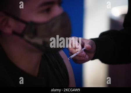 Un membre des forces armées reçoit une dose du vaccin contre le coronavirus AstraZeneca (COVID-19) obtenu dans le cadre du programme COVAX, au Centre culturel CCK (Centro Cultural Kirchner), à Buenos Aires, en Argentine, 15 juin 2021. (Photo de Matías Baglietto/NurPhoto) Banque D'Images