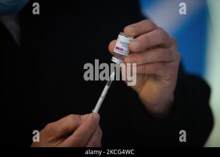 Un membre des forces armées prépare une dose du vaccin contre le coronavirus AstraZeneca (COVID-19) obtenu dans le cadre du programme COVAX, au Centre culturel CCK (Centro Cultural Kirchner), à Buenos Aires, en Argentine, en 15 juin 2021. (Photo de Matías Baglietto/NurPhoto) Banque D'Images