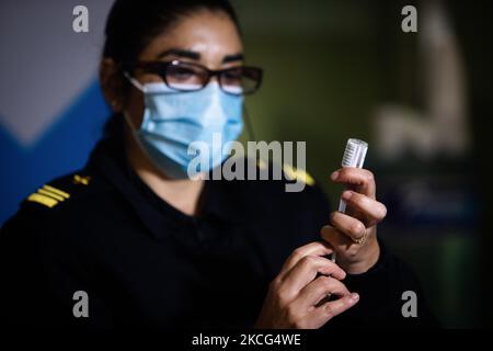 Un membre des forces armées prépare une dose du vaccin contre le coronavirus AstraZeneca (COVID-19) obtenu dans le cadre du programme COVAX, au Centre culturel CCK (Centro Cultural Kirchner), à Buenos Aires, en Argentine, en 15 juin 2021. (Photo de Matías Baglietto/NurPhoto) Banque D'Images