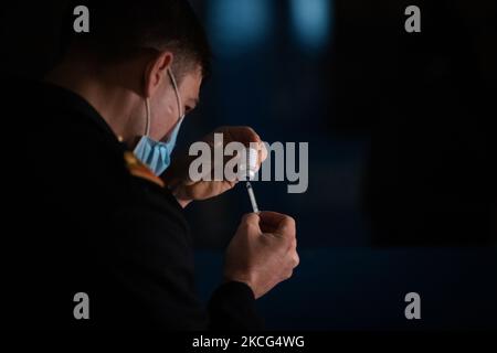 Un membre des forces armées prépare une dose du vaccin contre le coronavirus AstraZeneca (COVID-19) obtenu dans le cadre du programme COVAX, au Centre culturel CCK (Centro Cultural Kirchner), à Buenos Aires, en Argentine, en 15 juin 2021. (Photo de Matías Baglietto/NurPhoto) Banque D'Images