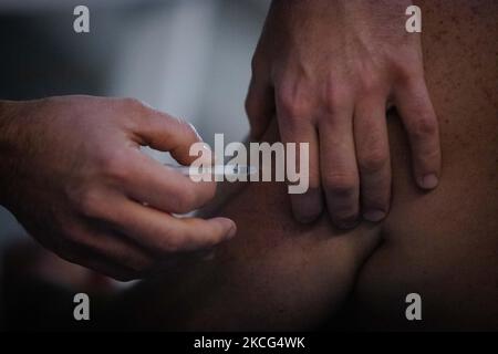 Un membre des forces armées reçoit une dose du vaccin contre le coronavirus AstraZeneca (COVID-19) obtenu dans le cadre du programme COVAX, au Centre culturel CCK (Centro Cultural Kirchner), à Buenos Aires, en Argentine, 15 juin 2021. (Photo de Matías Baglietto/NurPhoto) Banque D'Images