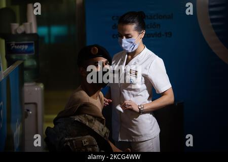 Un membre des forces armées reçoit une dose du vaccin contre le coronavirus AstraZeneca (COVID-19) obtenu dans le cadre du programme COVAX, au Centre culturel CCK (Centro Cultural Kirchner), à Buenos Aires, en Argentine, 15 juin 2021. (Photo de Matías Baglietto/NurPhoto) Banque D'Images