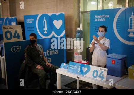 Un membre des forces armées prépare une dose du vaccin contre le coronavirus AstraZeneca (COVID-19) obtenu dans le cadre du programme COVAX, au Centre culturel CCK (Centro Cultural Kirchner), à Buenos Aires, en Argentine, en 15 juin 2021. (Photo de Matías Baglietto/NurPhoto) Banque D'Images