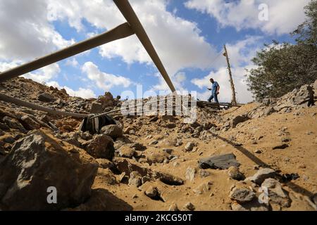 Une vue montre le site d'une attaque aérienne israélienne menée sur une position du Hamas près de la ville palestinienne de Khan Yunis, dans le sud de la bande de Gaza, sur 16 juin 2021. (Photo de Majdi Fathi/NurPhoto) Banque D'Images