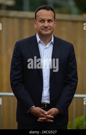 Leo Varadkar, Tanaiste (chef adjoint du gouvernement irlandais) et ministre de l'entreprise, du commerce et de l'emploi, vu lors de sa visite au zoo de Dublin. Le mercredi 16 juin 2021, à Dublin, Irlande. (Photo par Artur Widak/NurPhoto) Banque D'Images