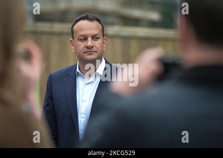 Leo Varadkar, Tanaiste (chef adjoint du gouvernement irlandais) et ministre de l'entreprise, du commerce et de l'emploi, vu lors de sa visite au zoo de Dublin. Le mercredi 16 juin 2021, à Dublin, Irlande. (Photo par Artur Widak/NurPhoto) Banque D'Images