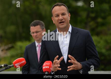 (G-D) Patrick O'Donovan, ministre d'État responsable du Bureau des travaux publics, et Leo Varadkar, Tanaiste (chef adjoint du gouvernement irlandais) vu lors d'une conférence de presse à l'intérieur du zoo de Dublin. Le mercredi 16 juin 2021, à Dublin, Irlande. (Photo par Artur Widak/NurPhoto) Banque D'Images