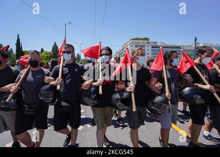 Les manifestants défilent pour participer à un rassemblement lors d'une grève de 24 heures dans le centre d'Athènes, Grèce, le 16 juin 2021 (photo de Giannis Alexopoulos/NurPhoto) Banque D'Images