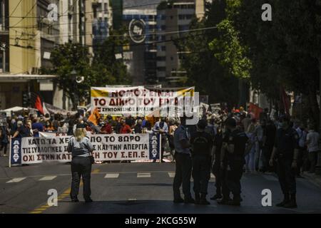 Les manifestants prennent part à un rassemblement devant le Parlement grec, appelé par les syndicats grecs pour protester contre le nouveau projet de loi du gouvernement sur le travail qui, selon les travailleurs, va éroder leurs droits, sur 16 juin 2021 (photo par Dimitris Lampropoulos/NurPhoto) Banque D'Images