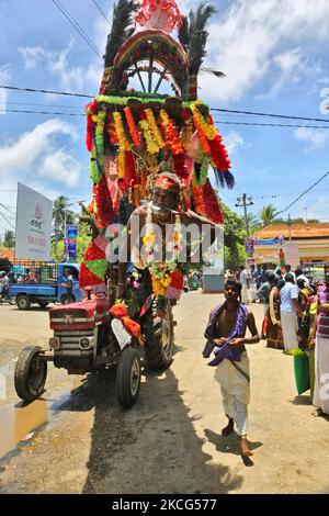 Le dévot hindou tamoul qui exécute le rituel para-kavadi (où ils sont suspendus par des crochets entraînés dans le dos et les jambes et rebondit vers le haut et vers le bas pendant qu'ils encerclent l'extérieur du temple) pendant le festival Nallur Ter (festival Nallur Chariot) pendant le trajet vers le Kovil Nallur Kandaswamy (temple de Nallur) À Jaffna, Sri Lanka. Des centaines de milliers de fidèles hindous tamouls du monde entier ont assisté à ce festival. (Photo de Creative Touch Imaging Ltd./NurPhoto) Banque D'Images