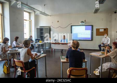 Un étudiant parle lors d'un examen de lycée à l'intérieur du Liceo Classico Massimo d'Azeglio à Turin, Italie. Les examens de diplôme d'études secondaires commencent aujourd'hui avec des règles de distanciation une cause de la pandémie COVID-19. Sur 16 juin 2021 à Turin, Italie. (Photo de Mauro Ujetto/NurPhoto) Banque D'Images