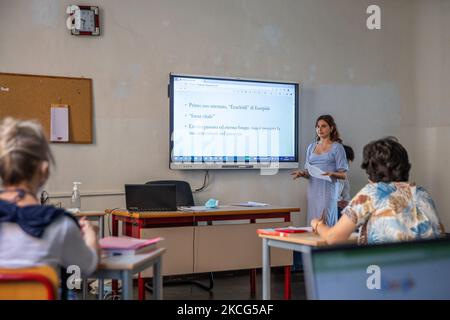 Un étudiant parle lors d'un examen de lycée à l'intérieur du Liceo Classico Massimo d'Azeglio à Turin, Italie. Les examens de diplôme d'études secondaires commencent aujourd'hui avec des règles de distanciation une cause de la pandémie COVID-19. Sur 16 juin 2021 à Turin, Italie. (Photo de Mauro Ujetto/NurPhoto) Banque D'Images