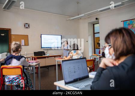 Un étudiant parle lors d'un examen de lycée à l'intérieur du Liceo Classico Massimo d'Azeglio à Turin, Italie. Les examens de diplôme d'études secondaires commencent aujourd'hui avec des règles de distanciation une cause de la pandémie COVID-19. Sur 16 juin 2021 à Turin, Italie. (Photo de Mauro Ujetto/NurPhoto) Banque D'Images