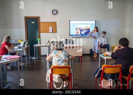 Un étudiant parle lors d'un examen de lycée à l'intérieur du Liceo Classico Massimo d'Azeglio à Turin, Italie. Les examens de diplôme d'études secondaires commencent aujourd'hui avec des règles de distanciation une cause de la pandémie COVID-19. Sur 16 juin 2021 à Turin, Italie. (Photo de Mauro Ujetto/NurPhoto) Banque D'Images