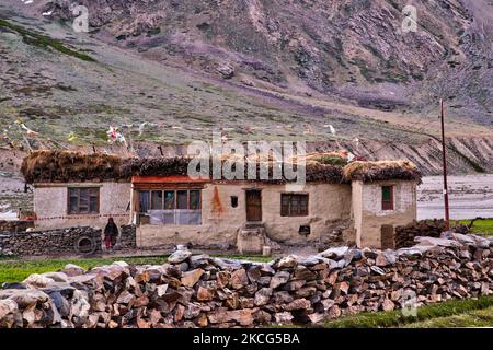 Maisons traditionnelles dans le village d'Abraan situé en haut dans l'Himalaya à Zanskar, Ladakh, Jammu et Cachemire, Inde. (Photo de Creative Touch Imaging Ltd./NurPhoto) Banque D'Images