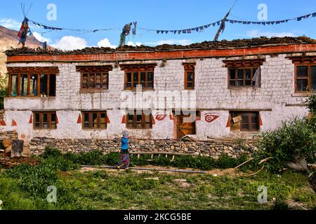 Maison appartenant à une famille bouddhiste dans le village de Padum situé dans les hauteurs de l'Himalaya à Zanskar, Ladakh, Jammu et Cachemire, Inde. Padum se trouve à une altitude de 3 657 mètres (11 998 pieds) et est largement habité par des personnes d'origine tibétaine qui suivent le bouddhisme tibétain. (Photo de Creative Touch Imaging Ltd./NurPhoto) Banque D'Images