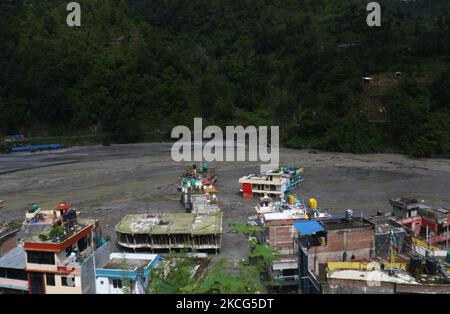 Une maison partiellement submergée et détruite est vue comme l'eau d'inondation de la rivière Melamchi gonflée entre dans le village de Sindhupalchok, Népal, 16 juin 2021. (Photo par Saroj Baizu/NurPhoto) Banque D'Images