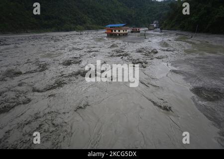 Une maison partiellement submergée et détruite est vue comme l'eau d'inondation de la rivière Melamchi gonflée entre dans le village de Sindhupalchok, Népal, 16 juin 2021. (Photo par Saroj Baizu/NurPhoto) Banque D'Images