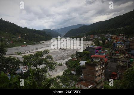 Une maison partiellement submergée et détruite est vue comme l'eau d'inondation de la rivière Melamchi gonflée entre dans le village de Sindhupalchok, Népal, 16 juin 2021. (Photo par Saroj Baizu/NurPhoto) Banque D'Images