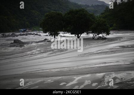 Une maison partiellement submergée et détruite est vue comme l'eau d'inondation de la rivière Melamchi gonflée entre dans le village de Sindhupalchok, Népal, 16 juin 2021. (Photo par Saroj Baizu/NurPhoto) Banque D'Images