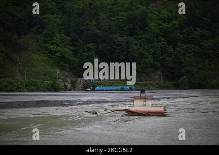 Une maison partiellement submergée et détruite est vue comme l'eau d'inondation de la rivière Melamchi gonflée entre dans le village de Sindhupalchok, Népal, 16 juin 2021. (Photo par Saroj Baizu/NurPhoto) Banque D'Images