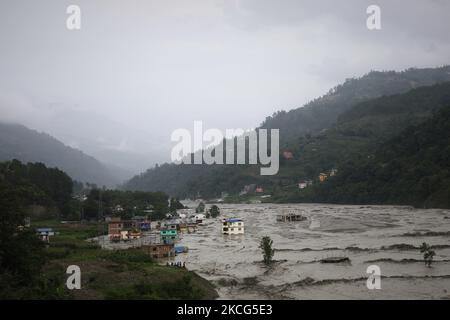 Une maison partiellement submergée et détruite est vue comme l'eau d'inondation de la rivière Melamchi gonflée entre dans le village de Sindhupalchok, Népal, 16 juin 2021. (Photo par Saroj Baizu/NurPhoto) Banque D'Images