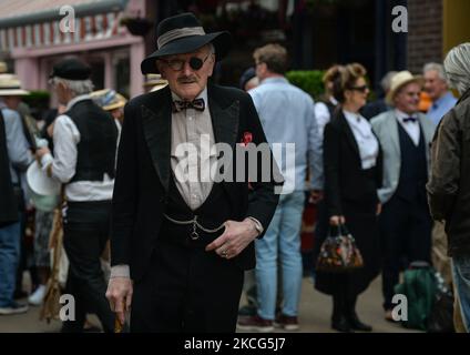 Les passionnés de James Joyce vus à côté du Davy Byrnes Pub, le « pub oral » de Dublin immortalisé par James Joyce à Ulysses. Des centaines de personnes portant des coutumes d'époque se sont tournées vers l'auteur le plus célèbre de la ville sur « Bloomsday », nommé d'après Leopold Bloom, le personnage central du roman de James Joyce de 1922 « Ulysses », qui est centré sur le seul jour, 16 juin of 1904 à Dublin. Le mercredi 16 juin 2021, à Dublin, Irlande. (Photo par Artur Widak/NurPhoto) Banque D'Images