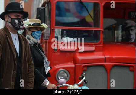 Les passionnés de James Joyce vus à côté d'un bus spécial Bloomsday, garés à proximité du Davy Byrnes Pub, le « pub oral » de Dublin immortalisé par James Joyce à Ulysses. Des centaines de personnes portant des coutumes d'époque se sont tournées vers l'auteur le plus célèbre de la ville sur « Bloomsday », nommé d'après Leopold Bloom, le personnage central du roman de James Joyce de 1922 « Ulysses », qui est centré sur le seul jour, 16 juin of 1904 à Dublin. Le mercredi 16 juin 2021, à Dublin, Irlande. (Photo par Artur Widak/NurPhoto) Banque D'Images