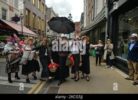 Les passionnés de James Joyce vus à côté du Davy Byrnes Pub, le « pub oral » de Dublin immortalisé par James Joyce à Ulysses. Des centaines de personnes portant des coutumes d'époque se sont tournées vers l'auteur le plus célèbre de la ville sur « Bloomsday », nommé d'après Leopold Bloom, le personnage central du roman de James Joyce de 1922 « Ulysses », qui est centré sur le seul jour, 16 juin of 1904 à Dublin. Le mercredi 16 juin 2021, à Dublin, Irlande. (Photo par Artur Widak/NurPhoto) Banque D'Images