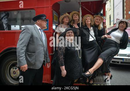 Les passionnés de James Joyce ont vu à l'entrée d'un bus spécial Bloomsday, stationné près du pub Davy Byrnes, le « pub oral » de Dublin immortalisé par James Joyce à Ulysses. Des centaines de personnes portant des coutumes d'époque se sont tournées vers l'auteur le plus célèbre de la ville sur « Bloomsday », nommé d'après Leopold Bloom, le personnage central du roman de James Joyce de 1922 « Ulysses », qui est centré sur le seul jour, 16 juin of 1904 à Dublin. Le mercredi 16 juin 2021, à Dublin, Irlande. (Photo par Artur Widak/NurPhoto) Banque D'Images