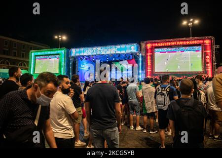 Les fans de l'Italie réagissent après que l'Italie ait marqué un but, en regardant sur un écran géant d'une zone officielle de fans à la Piazza del Popolo à Rome sur 16 juin 2021, le match Italie contre Suisse du Championnat D'Europe de football euro 2020 du Groupe A. (Photo par Lorenzo Di Cola/NurPhoto) Banque D'Images