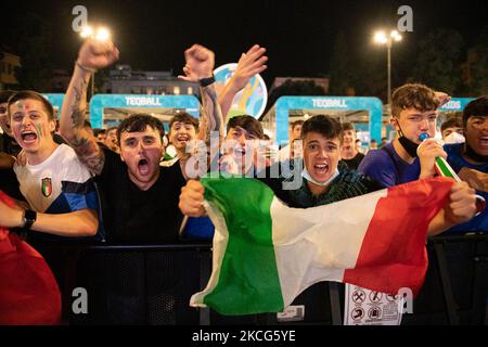 Les fans de l'Italie réagissent après que l'Italie ait marqué un but, en regardant sur un écran géant d'une zone officielle de fans à la Piazza del Popolo à Rome sur 16 juin 2021, le match Italie contre Suisse du Championnat D'Europe de football euro 2020 du Groupe A. (Photo par Lorenzo Di Cola/NurPhoto) Banque D'Images