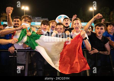 Les fans de l'Italie réagissent après que l'Italie ait marqué un but, en regardant sur un écran géant d'une zone officielle de fans à la Piazza del Popolo à Rome sur 16 juin 2021, le match Italie contre Suisse du Championnat D'Europe de football euro 2020 du Groupe A. (Photo par Lorenzo Di Cola/NurPhoto) Banque D'Images