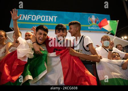 Les fans de l'Italie réagissent après que l'Italie ait marqué un but, en regardant sur un écran géant d'une zone officielle de fans à la Piazza del Popolo à Rome sur 16 juin 2021, le match Italie contre Suisse du Championnat D'Europe de football euro 2020 du Groupe A. (Photo par Lorenzo Di Cola/NurPhoto) Banque D'Images