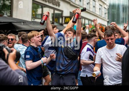 Les supporters écossais de football arrivent d'Écosse avant leur match contre l'Angleterre dans l'Euro 2020 de l'UEFA à Londres, au Royaume-Uni, sur 18 juin 2021. Les autorités en Écosse et à Londres, où le match sera organisé au stade Wembley, ont découragé les fans écossais sans billets pour le match venant du sud, en raison de préoccupations concernant la propagation de Covid-19. (Photo de Robin Pope/NurPhoto) Banque D'Images