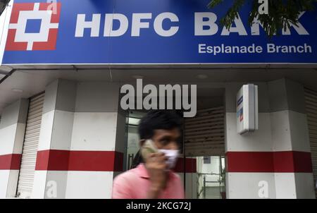 Un homme parle au téléphone passe devant la banque HDFC à Kolkata, Inde, 18 mars 2021. HDFC Bank Ltd. S'attend à ce que les dépenses INFORMATIQUES augmentent au cours des deux à trois prochaines années, alors que le plus grand prêteur privé de l'Inde réorganise ses plates-formes technologiques et augmente ses offres numériques après avoir été confronté à une colère réglementaire face à de multiples problèmes, selon un rapport médiatique indien. (Photo par Indranil Aditya/NurPhoto) Banque D'Images