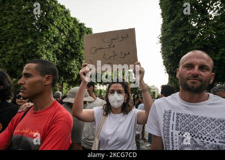 Une manifestante féminine pose un écriteau qui lit en arabe « un policier vêtu, un citoyen dépouillé » lors d’une manifestation organisée sur l’avenue Habib Bourguiba à Tunis, en Tunisie, sur 18 juin 2021, pour protester contre la répression policière et l’impunité. (Photo de Chedly Ben Ibrahim/NurPhoto) Banque D'Images