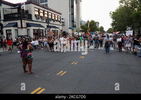 Des manifestants à Washington, D.C. ont organisé une manifestation de « boycott Nellie's Block Party » devant le populaire bar des sports de Nellie sur U Street à 18 juin 2021, après qu'une femme noire ait été violemment entraînée par les forces de sécurité le week-end précédent. Une déclaration de plusieurs organisations militantes impliquées dans la manifestation a été publiée sur Instagram, déclarant « ce boycott vient après une longue histoire d'antinoirceur par Nellies, comme l'ont révélé d'anciens travailleurs noirs, des patrons, des défenseurs de la communauté, des vidéos virales, et affiché par Nellies des réponses manifestement antagonistes aux appels à la responsabilité. Ils ont Banque D'Images